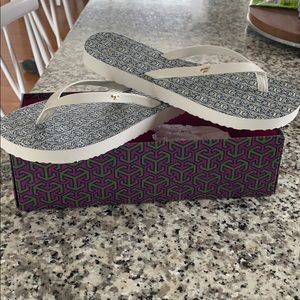New Tory Burch ivory/navy Gemini flip flops